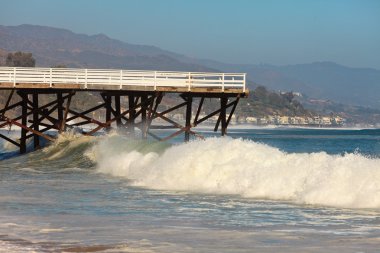 Beyaz ahşap iskele malibu plajındaki. Amerika Birleşik Devletleri. Kaliforniya.