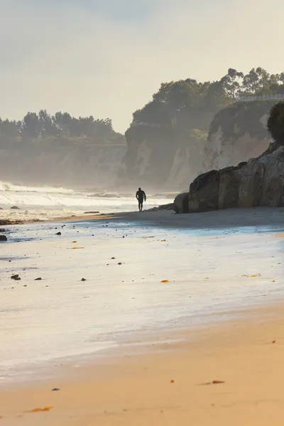 Surfeur solitaire marchant sur la plage. Malibu. États-Unis. Californie . — Photo