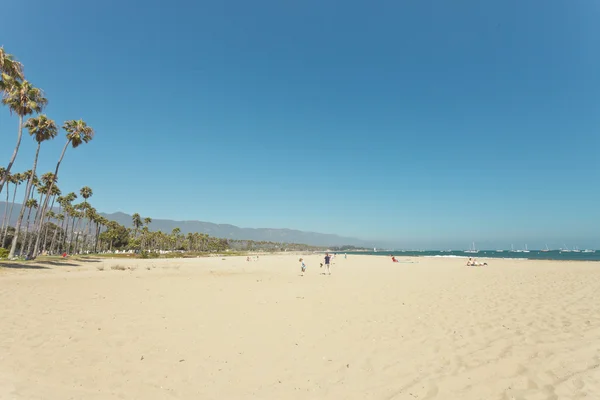 Playa de arena blanca con palmeras y cielo azul. Santa Barbara. Estados Unidos — Foto de Stock