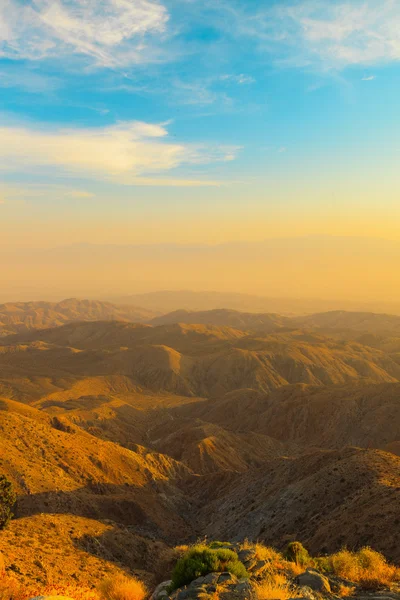 Gün batımında mojave Çölü Dağları. Amerika Birleşik Devletleri. Kaliforniya. — Stok fotoğraf