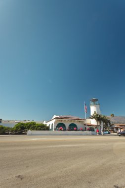 Amerikan bayrağı ve mavi gökyüzü ile deniz feneri, santa barbara. Cal
