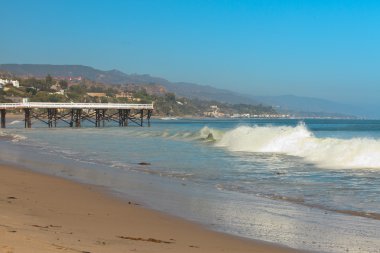 Beyaz ahşap iskele malibu plajındaki. Amerika Birleşik Devletleri. Kaliforniya.