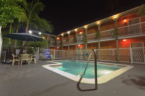 Pool of a motel at night. USA. California. — Stock Photo, Image