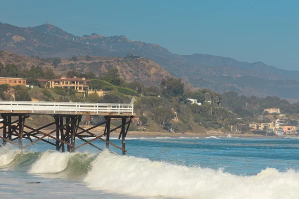 Muelle de madera blanca en la playa de Malibú. Estados Unidos. California . — Foto de Stock