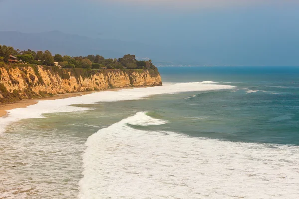 Rough coast with cliffs and vegetation. Malibu. USA. California. — Stock Photo, Image