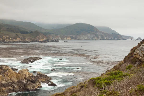 Ακτής big sur με βράχους και τη βλάστηση. Καλιφόρνια. ΗΠΑ. — Φωτογραφία Αρχείου