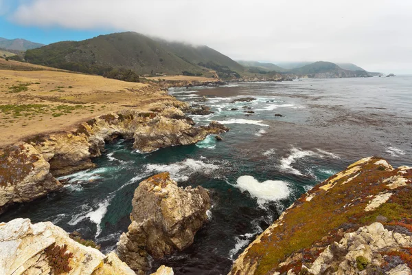 Costa de Big Sur com rochas e vegetação. Califórnia. Estados Unidos . — Fotografia de Stock