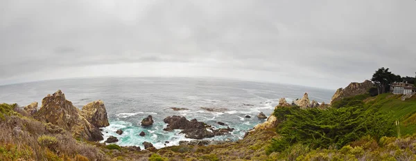 Panorama de la costa rocosa de Big Sur con vegetación. Cielo nublado. Estados Unidos —  Fotos de Stock