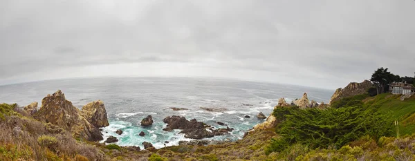 Πανόραμα του big sur βραχώδεις ακτές με βλάστηση. συννεφιασμένο ουρανό. ΗΠΑ — Φωτογραφία Αρχείου