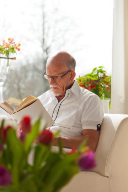 oturma odasında kitap okuma gözlükleri ile komuta sizde.