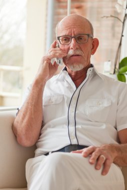 Komuta sizde oturma odasında taşınabilir telefon ile arama.