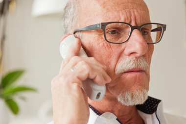 Komuta sizde oturma odasında taşınabilir telefon ile arama.