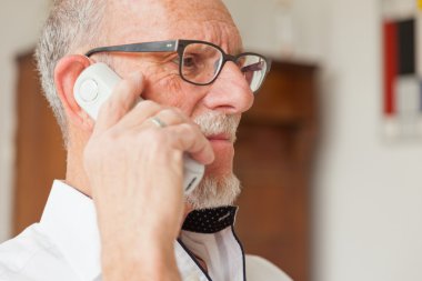 Komuta sizde oturma odasında taşınabilir telefon ile arama.