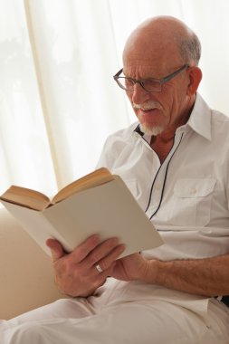 oturma odasında kitap okuma gözlükleri ile komuta sizde.