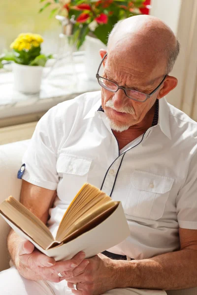 Senior férfi nappali könyv olvasó szemüveg. — Stock Fotó
