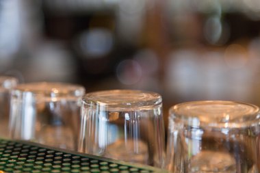 boş bira gözlük üzerinde bar.