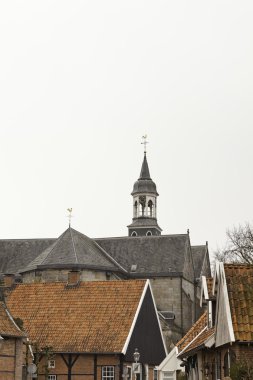eski Hollanda köy evleri ve kilise ile. Ootmarsum. Twente.