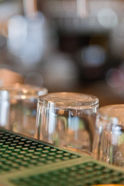 Empty beer glasses on bar. — Stock Photo, Image