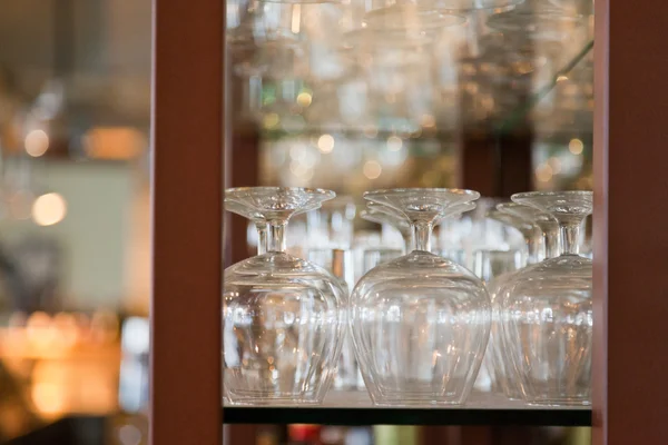 Copas de vino vacías en el estante del bar . — Foto de Stock