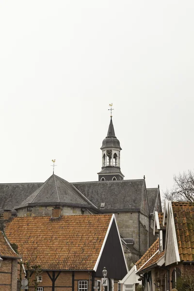 Velha aldeia holandesa com casas e igreja. Ootmarsum. Twente. . — Fotografia de Stock