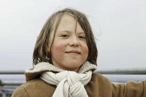 Speelse grappige jongen met lang haar landschap van te bekijken — Stockfoto