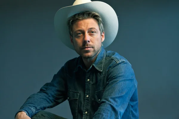 Retro cowboy with white hat. Studio shot. — Stock Photo, Image