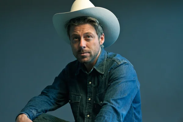 Retro cowboy with white hat. Studio shot. — Stock Photo, Image