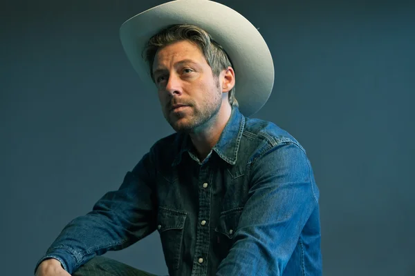 Cowboy retrò con cappello bianco. Studio girato . — Foto Stock