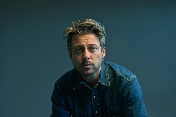 Vintage anni Cinquanta uomo con i capelli biondi. Mostrare emozioni. Studio s — Foto Stock