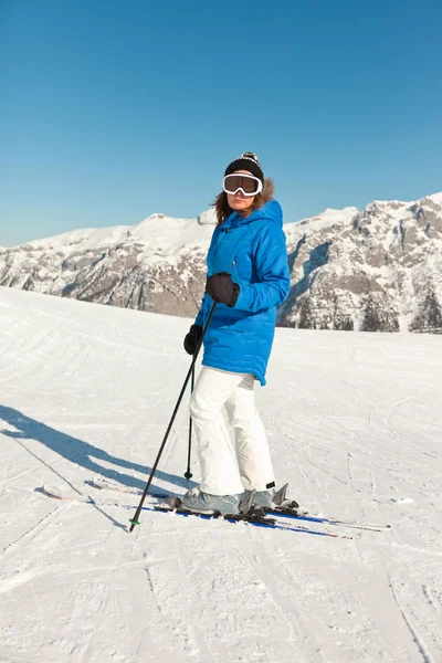 Esquí mujer en nieve montaña paisaje con cielo azul . —  Fotos de Stock