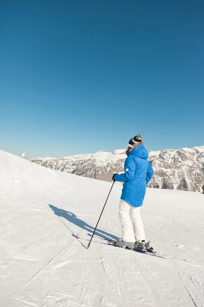 Ski nő hó hegyi táj, a kék ég. — Stock Fotó