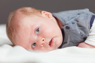 sarışın ve mavi gözlü sevimli bebek. Stüdyo vurdu.