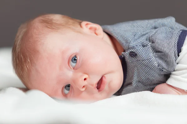 Bébé mignon aux cheveux blonds et aux yeux bleus. Plan studio . — Photo