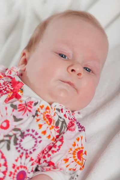 Nettes Baby mit blonden Haaren und blauen Augen. Studioaufnahme. — Stockfoto