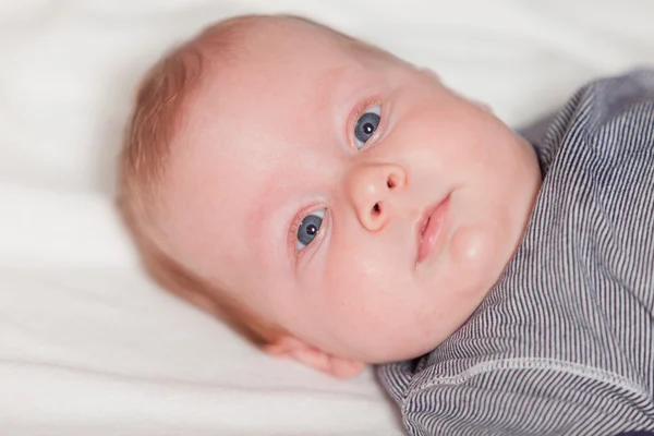 Nettes Baby mit blonden Haaren und blauen Augen. Studioaufnahme. — Stockfoto