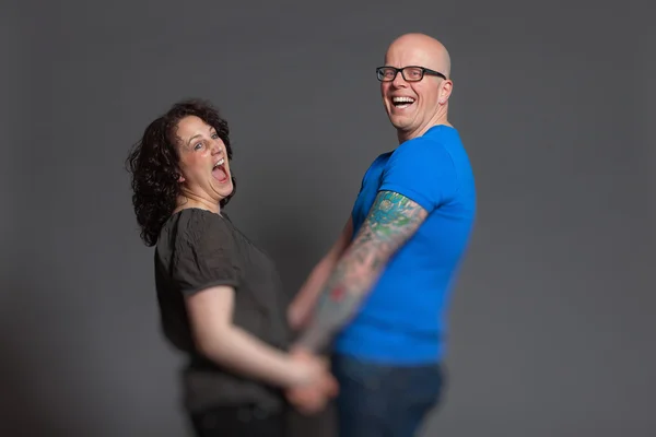 Felices parejas jóvenes enamoradas juntas. Captura de estudio . — Foto de Stock