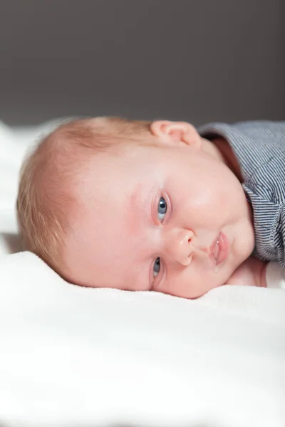 Bébé mignon aux cheveux blonds et aux yeux bleus. Plan studio . — Photo