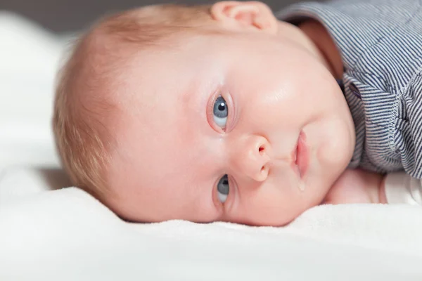 ブロンドの髪と青い目のかわいい赤ちゃん。スタジオ撮影. — ストック写真