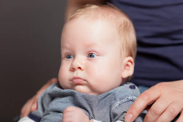 Bébé mignon aux cheveux blonds et aux yeux bleus. Plan studio . — Photo