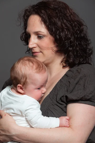 Baby dotter i armarna på mamma. Studio skott. — Stockfoto