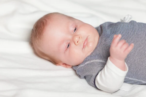 Bébé mignon aux cheveux blonds et aux yeux bleus. Plan studio . — Photo