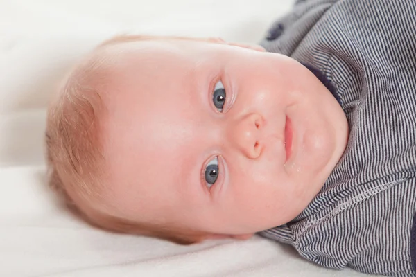 Sarışın ve mavi gözlü sevimli bebek. Stüdyo vurdu. — Stok fotoğraf