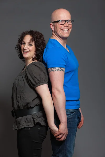 Felices parejas jóvenes enamoradas juntas. Captura de estudio . —  Fotos de Stock