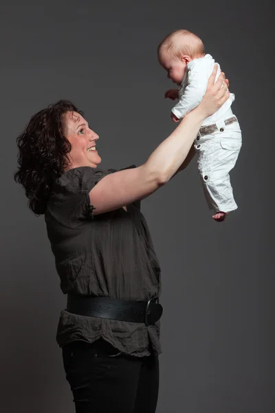 Bebek kızı anne kollarında. Stüdyo vurdu. — Stok fotoğraf