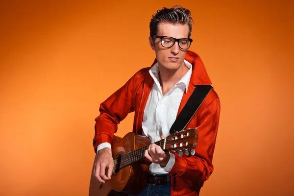 Musicista retrò anni Cinquanta con occhiali che suonano la chitarra acustica. St. — Foto Stock