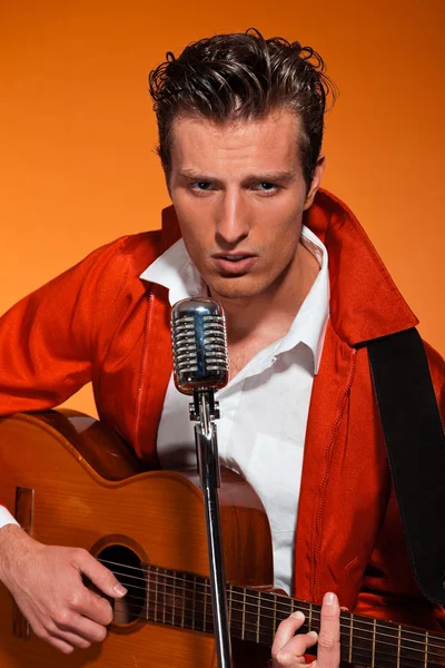 Retro anni cinquanta cantante rock and roll che suona la chitarra acustica. Stu — Foto Stock