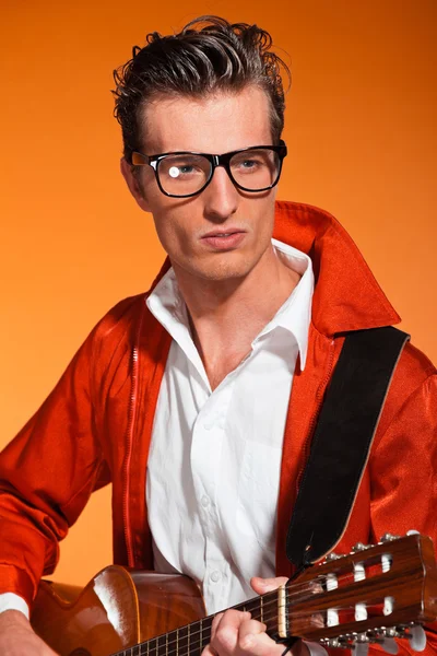 Retro fifties musician with glasses playing accoustic guitar. St — Stock Photo, Image