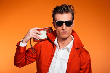 Retro ellili tarzı gözlüklü adam. Radyo dinliyor. Reb