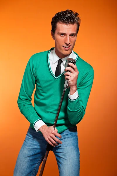 Retro estilo dos anos cinquenta cantor de rock and roll com camisa verde. Studi... — Fotografia de Stock