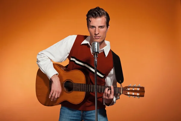 Retro cantante de rock and roll de los años cincuenta tocando guitarra acústica. Perno — Foto de Stock